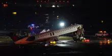 New York, collisione tra un aereo e un veicolo dei pompieri al LaGuardia: due morti