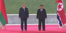 Corea del Nord, l&rsquo;imponente cerimonia di benvenuto per Lukashenko insieme a Kim Jong Un