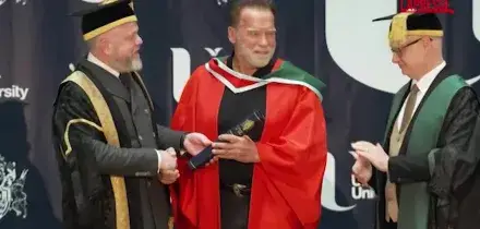 Arnold Schwarzenegger riceve la laurea honoris causa all&rsquo;Ulster University di Belfast
