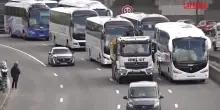 Parigi, traffico in tilt per la protesta di pullman e camion