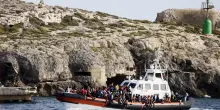Migranti, 19 morti per ipotermia al largo delle coste libiche. Altra strage nel Mar Egeo