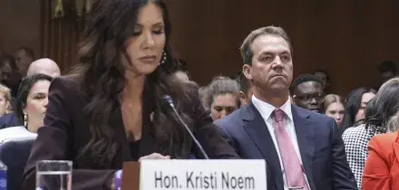 Kristi Noem, bufera sul marito Bryon: chattava indossando finti seni giganti