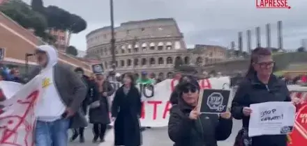 Roma, blitz dei movimenti per la casa al Colosseo: striscione contro l&rsquo;emergenza abitativa