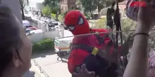 Pasqua, Spiderman porta le uova ai bambini della clinica De Marchi a Milano