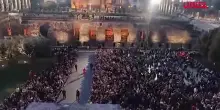 Pasqua, il Colosseo illuminato dalle fiaccole per la Via Crucis del Venerd&igrave; Santo