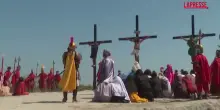 Filippine, fedeli rievocano la Passione di Cristo: un attore crocifisso