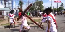 Pasqua, a Lagos in Nigeria i fedeli cristiani rievocano la Via Crucis