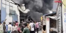 Bangladesh, gigantesco incendio in una fabbrica vicino Dacca