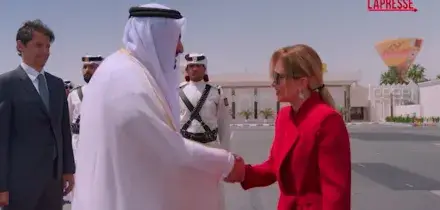 Governo, Meloni arrivata a Doha: vedr&agrave; lemiro del Qatar, Al Thani