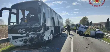 Venezia, scontro auto-bus: un morto e 5 feriti