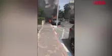 Israele, auto avvolta dalle fiamme dopo un attacco iraniano a pochi passi da Tel Aviv
