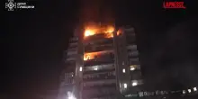 Ucraina, condominio in fiamme dopo un attacco russo su Sumy