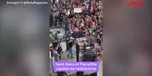 Attacchi razzisti al sindaco di Saint-Denis, migliaia in piazza gridano: "Siamo tutti antifascisti"