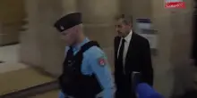 Francia, Sarkozy arriva al tribunale di Parigi insieme a Carla Bruni: "Sono innocente"