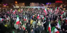 Iran, a Teheran i manifestanti bruciano le bandiere di Stati Uniti e Israele