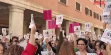 Ddl violenza donne, protesta davanti al Senato: "Tornare al testo base. Senza consenso &egrave; stupro"