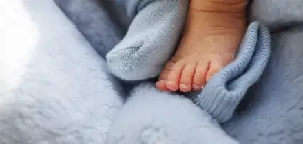 Roma, neonato tra droga e rifiuti: denunciata la madre e arrestato compagno