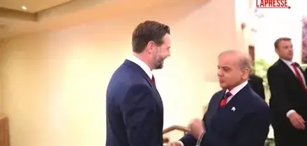 Iran: Vance incontra premier pakistano Sharif a Islamabad