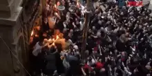 Gerusalemme, candele illuminano la chiesa del Santo Sepolcro durante la cerimonia del Fuoco Santo