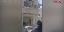 Israele, le immagini di un condominio distrutto dai razzi di Hezbollah