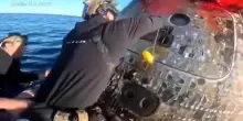 Artemis II, il video in primo piano dei sommozzatori che recuperano gli astronauti dopo lammaraggio