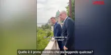 Ungheria, Magyar scorge Orb&aacute;n sul balcone del palazzo presidenziale e lo saluta: "&Egrave; una scena da film"