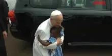 Papa Leone XIV abbraccia una bimba in Camerun