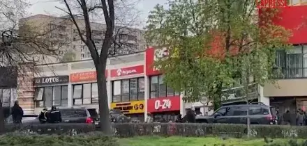 Kiev, uomo apre il fuoco sulla folla a Kiev e si barrica in un supermercato: 5 morti