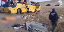 Russia, autobus fuori strada e si ribalta: due morti e 14 feriti