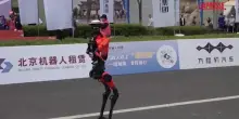 Cina, il robot umanoide corre una mezza maratona e supera il record degli umani
