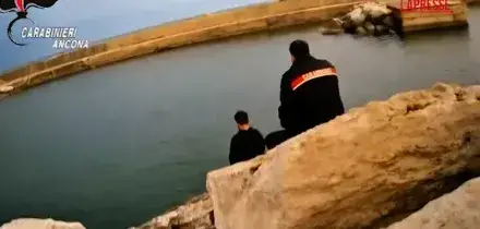 Ancona, tenta il suicidio da una scogliera a Numana: l&rsquo;uomo salvato dai carabinieri
