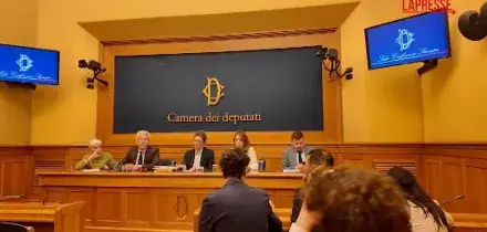 Decreto Sicurezza, Magi distribuisce cannabis alla Camera usando i fogli del disegno di legge