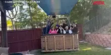 Usa, mongolfiera con 13 passeggeri atterra nel giardino di una casa in California