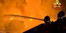Milano, incendio in azienda smaltimento rifiuti