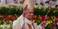 Papa Leone XIV cerca di liberarsi di un insetto: il video &egrave; virale