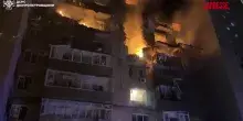 Ucraina, attacco russo nella notte su Dnipro: edifici in fiamme