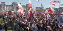 Berlino, migliaia di dimostranti manifestano per Reza Pahlavi
