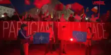 25 aprile, alla fiaccolata a Torino bruciate bandiere Nato e Ue