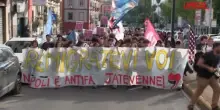 Napoli, tensione al corteo contro lininziativa sulla remigrazione: getti dacqua contro la polizia