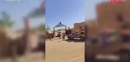 Mali, i ribelli Azawad entrano a Kidal a bordo di pick-up dotati di mitragliatrice