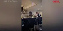 Spari alla cena dei giornalisti con Trump, funzionari e ospiti escono di corsa: il video