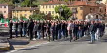 Fascismo, saluti romani a Dongo: antifascisti lanciano palloncini con sterco sui nostalgici