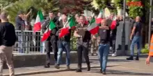 Saluti romani a Dongo, antifascisti lanciano palloncini con sterco