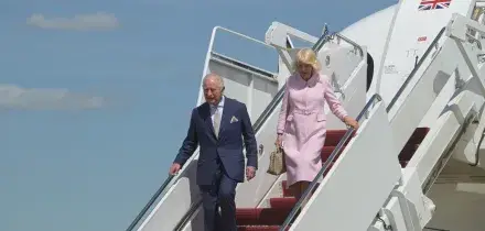 Usa, Carlo e Camilla atterrati alla Base Andrews: al via la visita di Stato