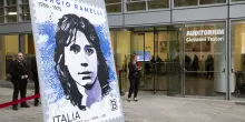 Milano, 33enne aggredito mentre strappava i manifesti per Ramelli