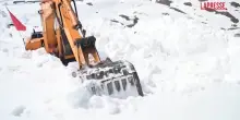 Cina, i mezzi di manutenzione al lavoro per rimuovere decine di metri di neve lungo lautostrada Duku