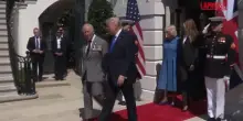 Usa, Trump e Melania salutano Carlo e Camilla alla fine della visita alla Casa Bianca
