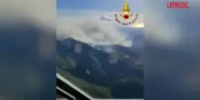 Lucca, incendio sul monte Faeta: le immagini dal canadair dei vigili del fuoco