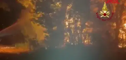 Ravenna, in fiamme edificio a Brisighella: lincendio si allarga nella vicina vegetazione