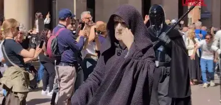 Star Wars Day 2026, a Milano la parata dei cosplayer tra Jedi e spade laser